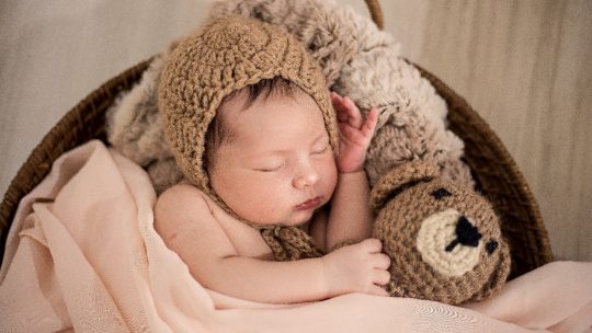 Chancelière ou nid d’ange : qu’est-ce qui convient le mieux à votre bébé ?