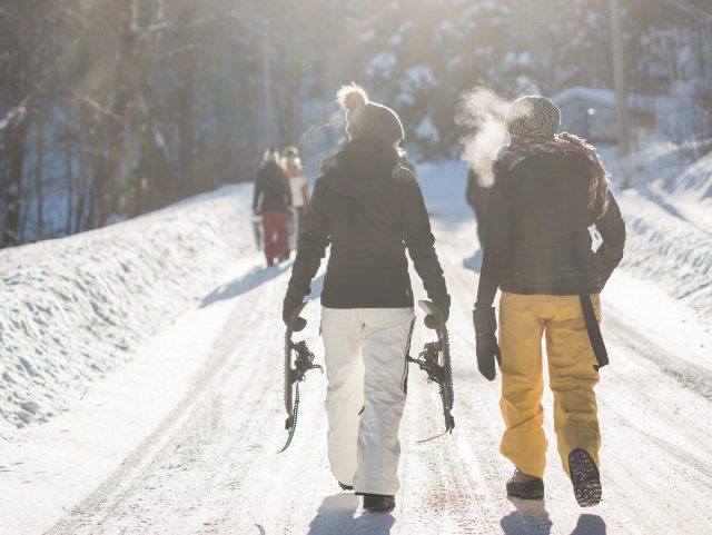 Couple qui marche dans la neige