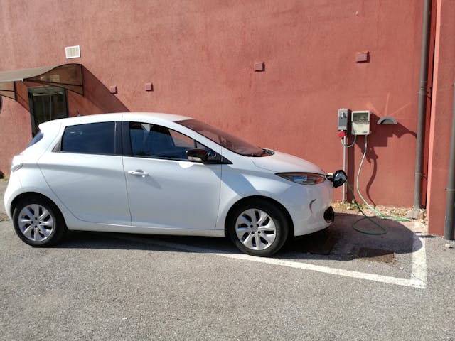 Les critères à considérer avant d’installer une borne de recharge pour voiture électrique