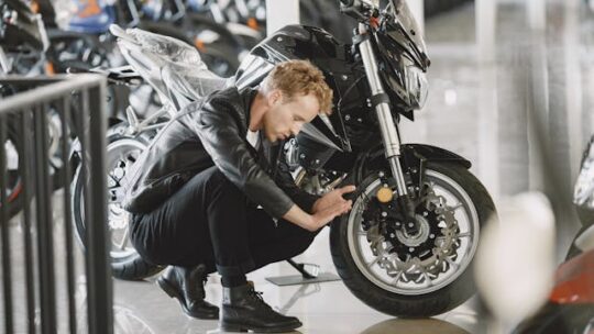 Conduire une moto en toute sécurité : conseils pratiques pour les nouveaux titulaires du permis moto