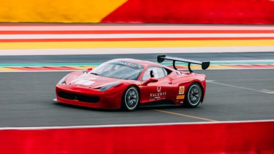 La bataille des icônes : Ferrari contre Aston Martin
