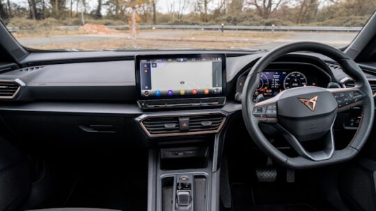 Comprendre les régulations essentielles pour la sécurité des véhicules connectés