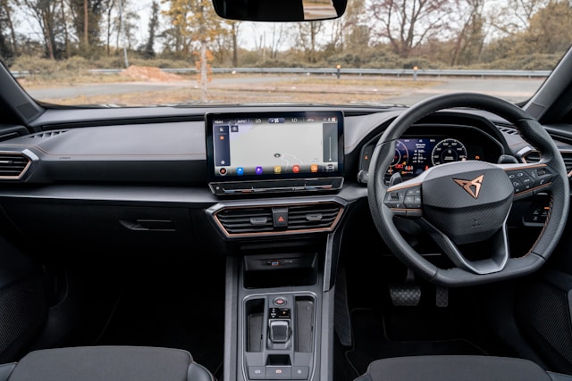 Comprendre les régulations essentielles pour la sécurité des véhicules connectés