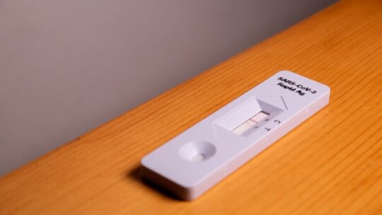 Les tests de grossesse maison : Peut-on vraiment leur faire confiance ?