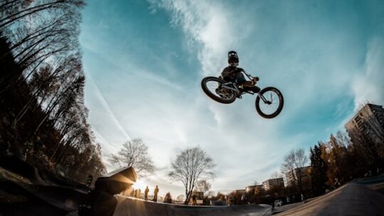 Découvrez les accessoires incontournables pour sublimer votre expérience BMX