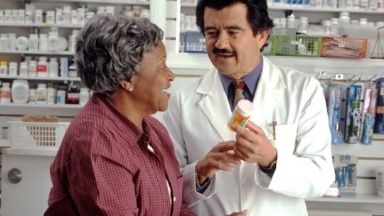 Optimiser la polypharmacie chez les seniors : stratégies clés
