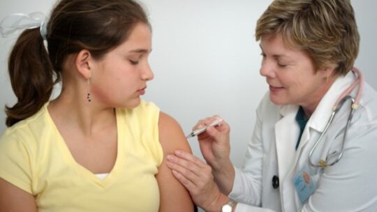 Vaccinations chez l’adolescent : tout ce qu’il faut savoir