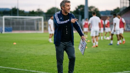 Portrait d’un entraîneur de football performant et inspirant