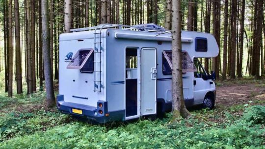 Tourisme itinérant ou séjour fixe en zone rurale : comment trancher