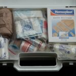 Une boîte à outils médicale contenant pansements, bandages, ciseaux et désinfectant