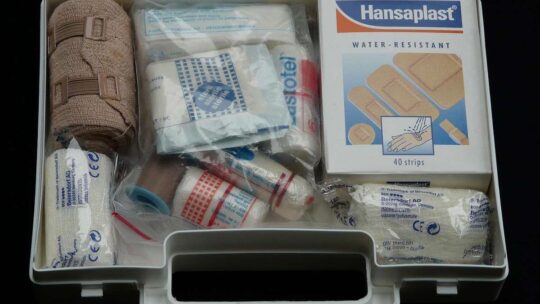 Que prévoir dans sa trousse de secours quand on campe avec des enfants