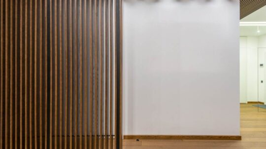 Cloison coulissante ou suspendue : la solidité dépend surtout du rail