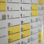 Calendrier affiché au mur, dates et jours en surbrillance jaune