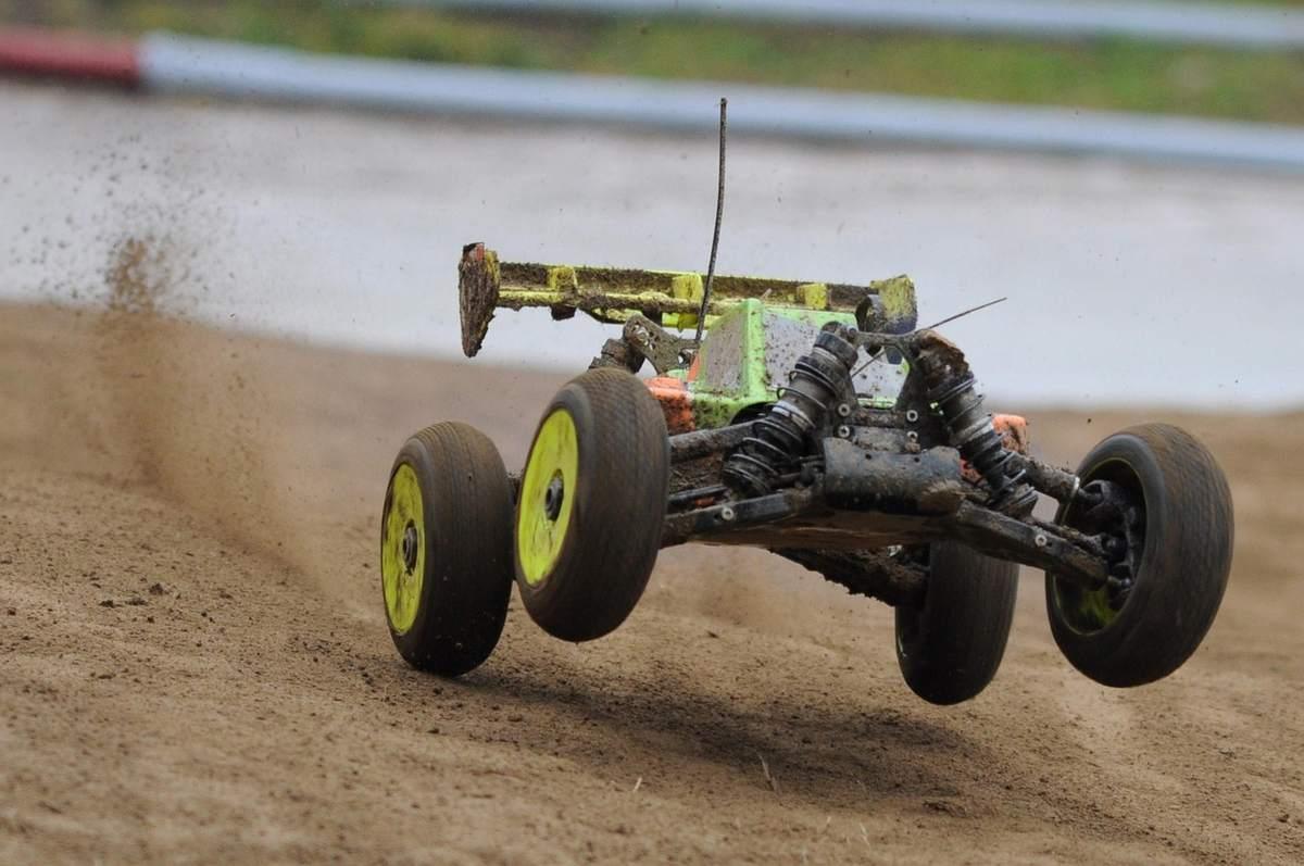 Voiture télécommande sur piste de terre en l'air poussière s'élève