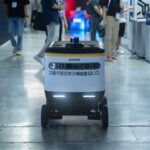 Un robot autonome se déplace dans une salle d'exposition