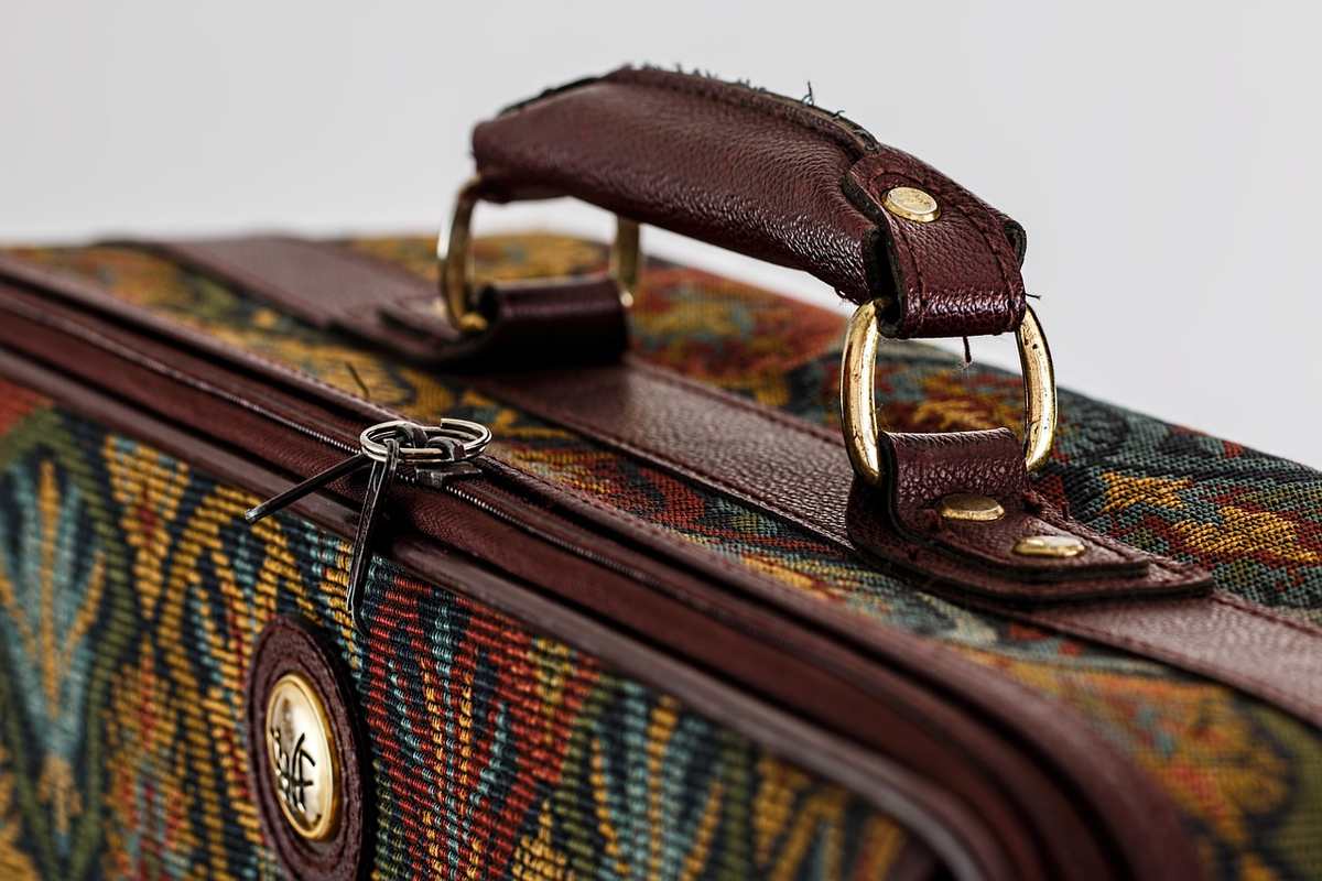 Sac à main en tissu coloré avec poignée en cuir et anneau métallique Sac à main en tissu coloré avec poignée en cuir et anneau métallique